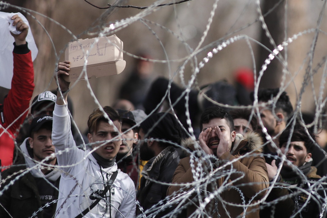 Бежанци и мигранти са се струпали на затворения граничен пункт