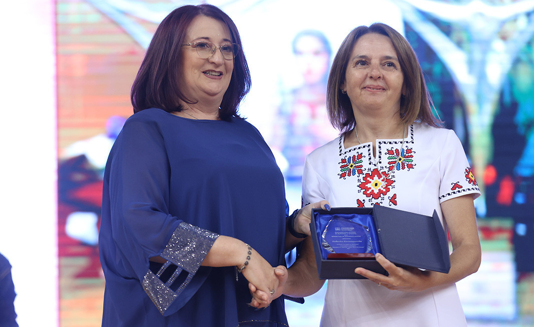 Executive Agency for Bulgarians Abroad Executive Director Raina Mandzhukova presents the Audience Award to Nevenka Kostadinova from Bosilegrad