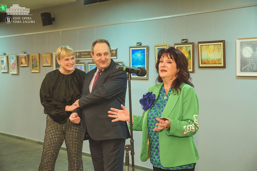 Откриване на изложба на концертмайстора Паулина Захариева. На снимката: Веселина Кацарова, Огнян Драганов и Паулина Захариева