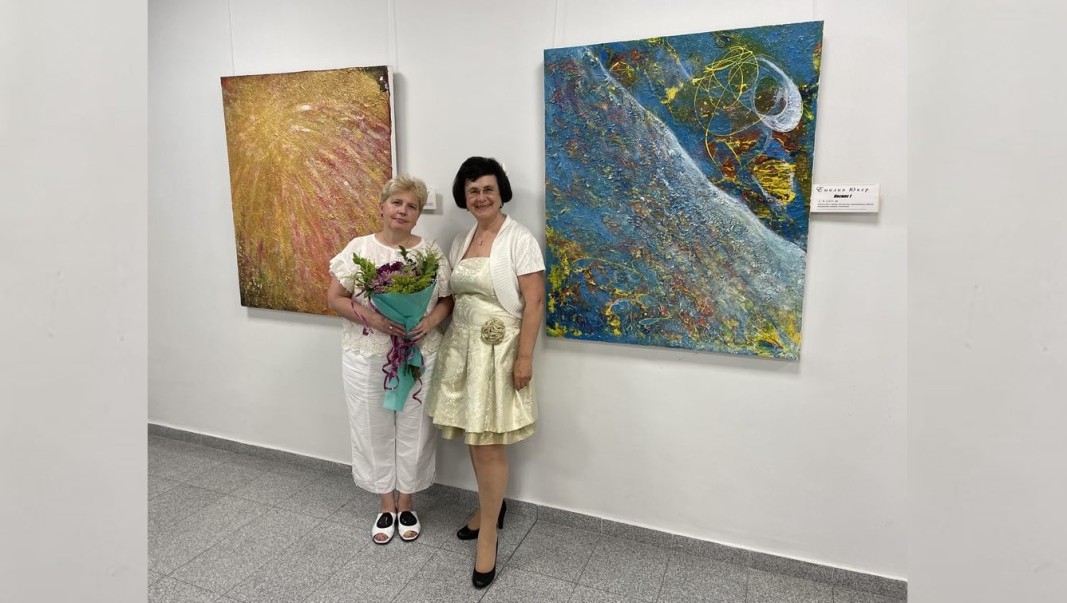 Emilia Jücker at the opening of her solo exhibition in Chicago in 2024. She is pictured here with writer Andzela Dimcheva.