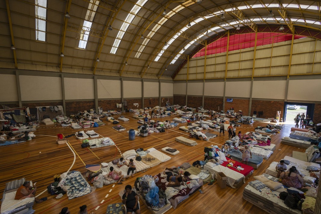 Спортно съоръжение приютява пострадали от наводненията в Порто Алегре/ЕПА/БГНЕС