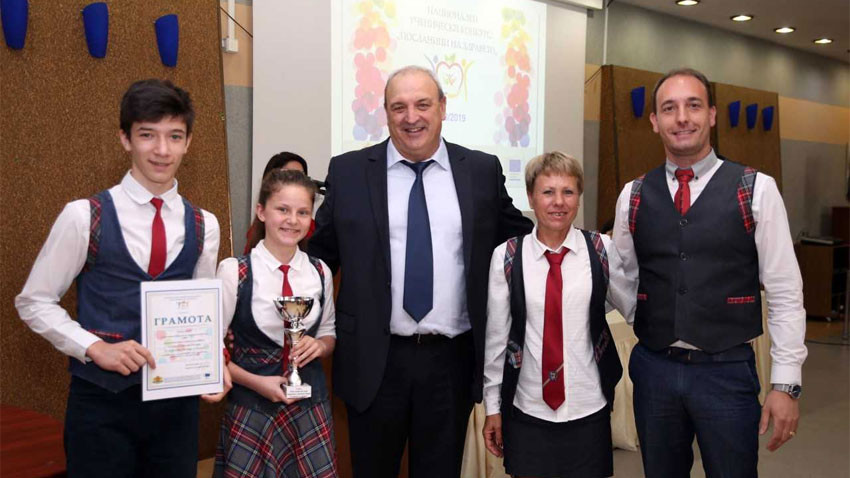 Топки и награди с грамоти получиха финалистите в конкурса и от зам.-министъра на младежта и спорта Стоян Андонов