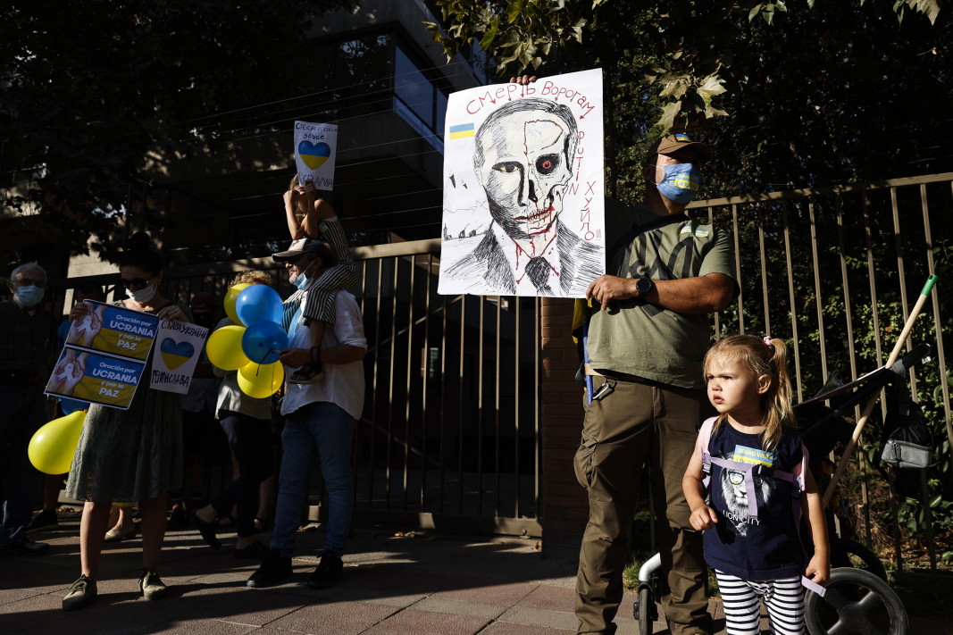 Протест на украинци в Сантяго, Чили, 5 март 2022 г./ЕПА/БГНЕС