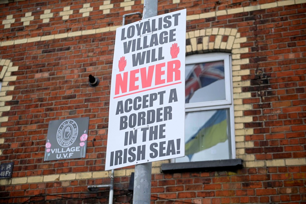 Постер, изразяващ несъгласие с границата в Ирландско море  Снимка: ЕПА/БГНЕС