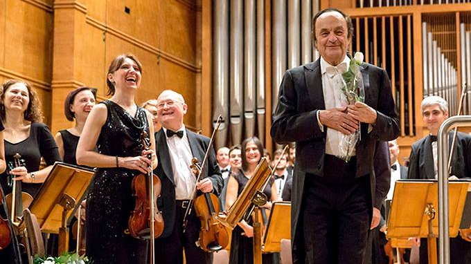 Жизненият и изпълнен с желание за работа 82-годишен швейцарски диригент