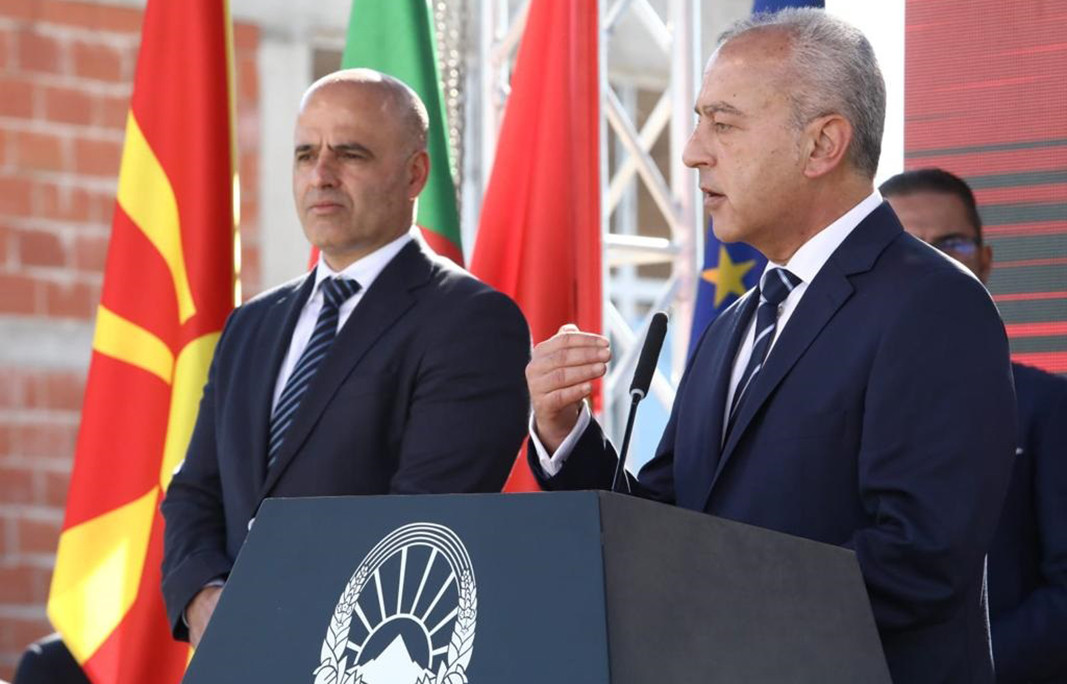 Премиерите на Северна Македония и България Димитър Ковачевски и Гълъб Донев на церемонията в Куманово, 29 октомври 2022 г.