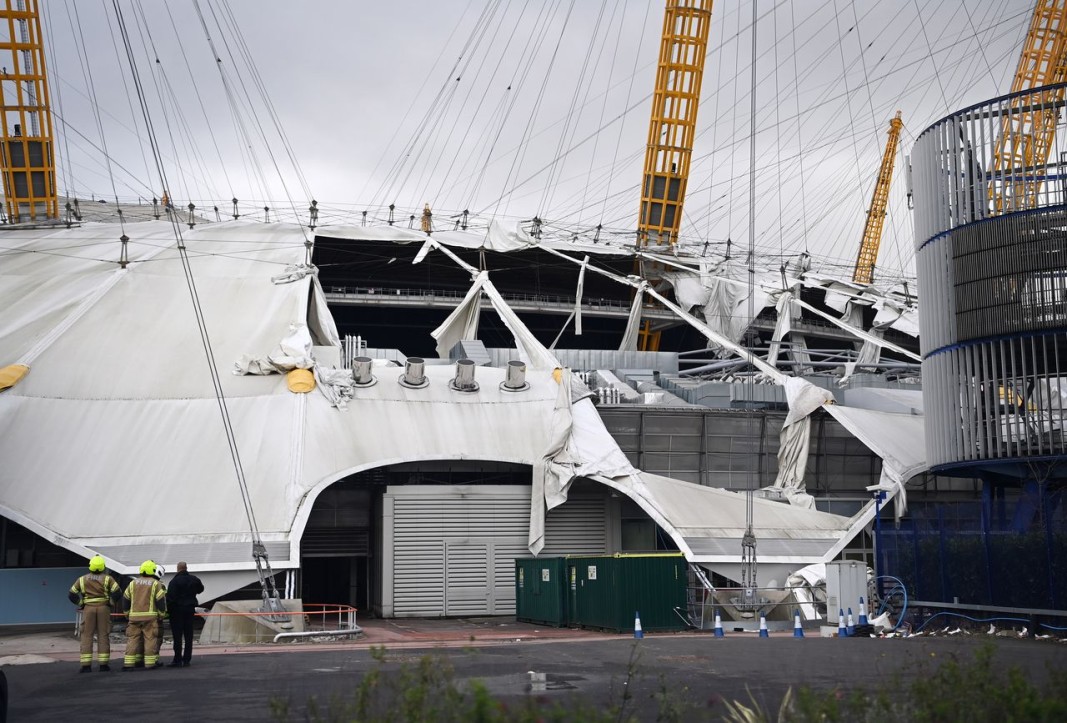 Покривът на известната O2 Arena в Лондон е силно пострадал. Снимка ЕПА/БГНЕС
