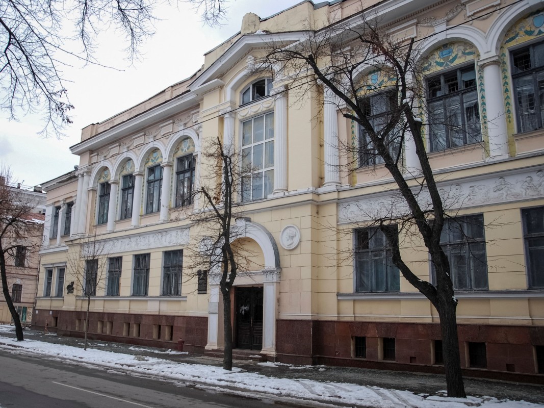 Сградата на музея за изящни изкуства в Харков, засегнат от обстрел по време на руската инвация в Украйна. Снимката е на Ройтерс от 8 март.