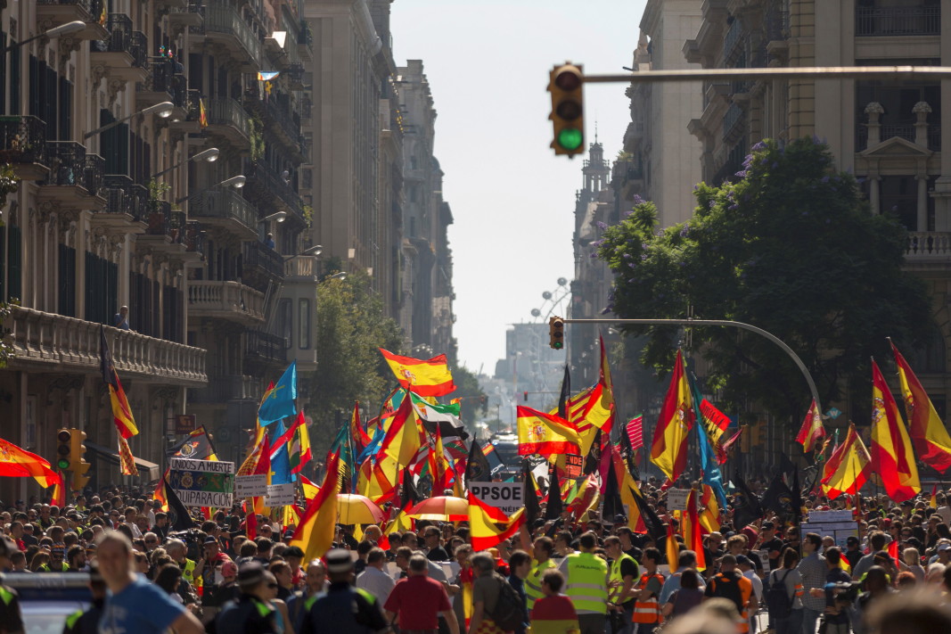 Многохилядни демонстрации за и против каталунската независимост затвориха днес центъра