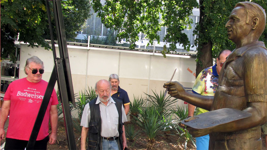 Проф. Георги Чапканов-Чапа (у средини) – почасни грађанин Силистре, стигао је у град ради монтаже скулптурне композиције силистренског сликара Бедига Бедросјана, коју је израдио специјално за празник.