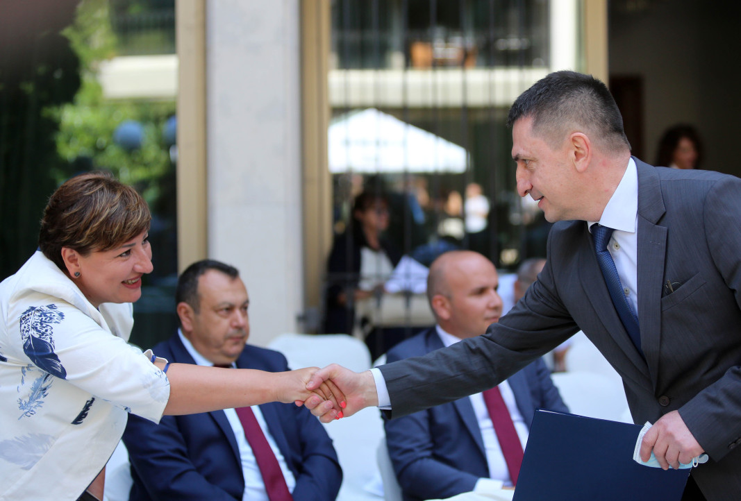 Председателят на парламентарната правна комисия Анна Александрова с министъра на вътрешните работи Христо Терзийски.               Снимка: БТА