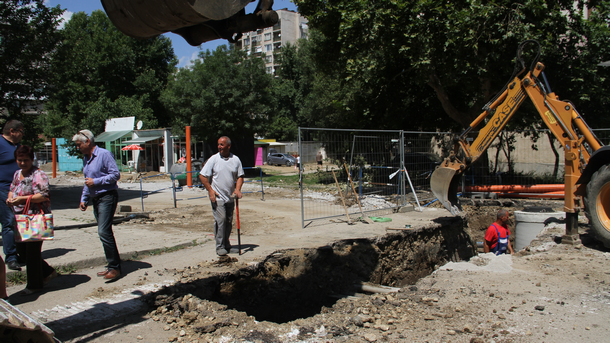 Още месец ще продължат ремонтите в най големия квартал на Дупница