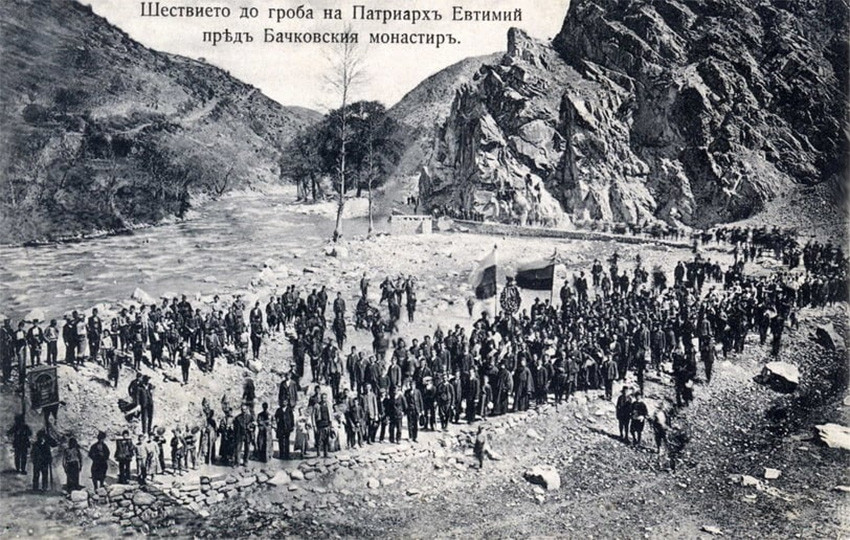 Procesión de culto a la tumba del patriarca Eutimio en el monasterio de Báchkovo, 1905.