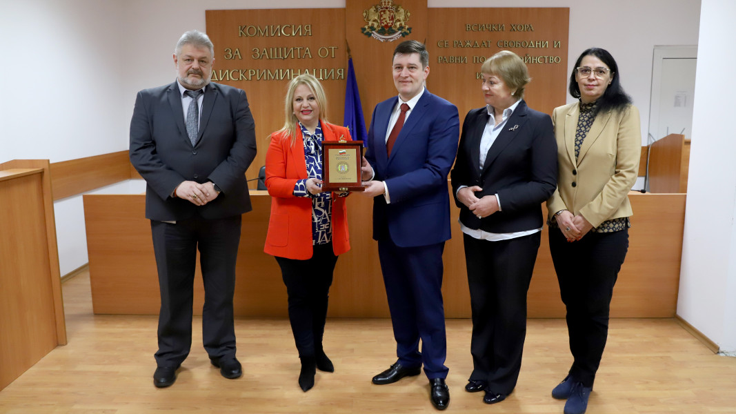 Генералният директор на БНР Милен Митев получи почетния плакет на Комисията за защита от дискриминация.