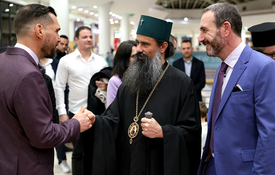 El productor Bogdan Darev, el patriarca búlgaro y metropolitano de Sofía Daniil y el guionista Martin Ralchevski en el estreno de la cinta