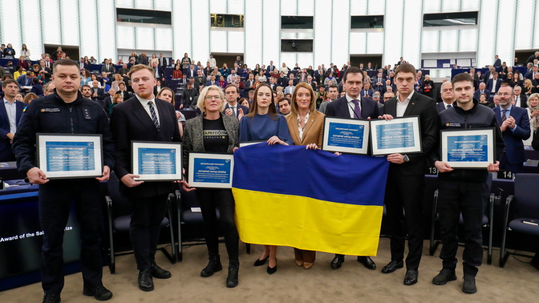 Украински представители по време на церемонията по връчването на наградата на името на Андрей Сахаров  Снимка: ЕПА/БГНЕС
