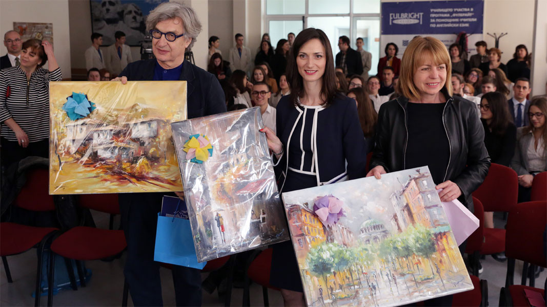 The guests received paintings as gifts from the forum