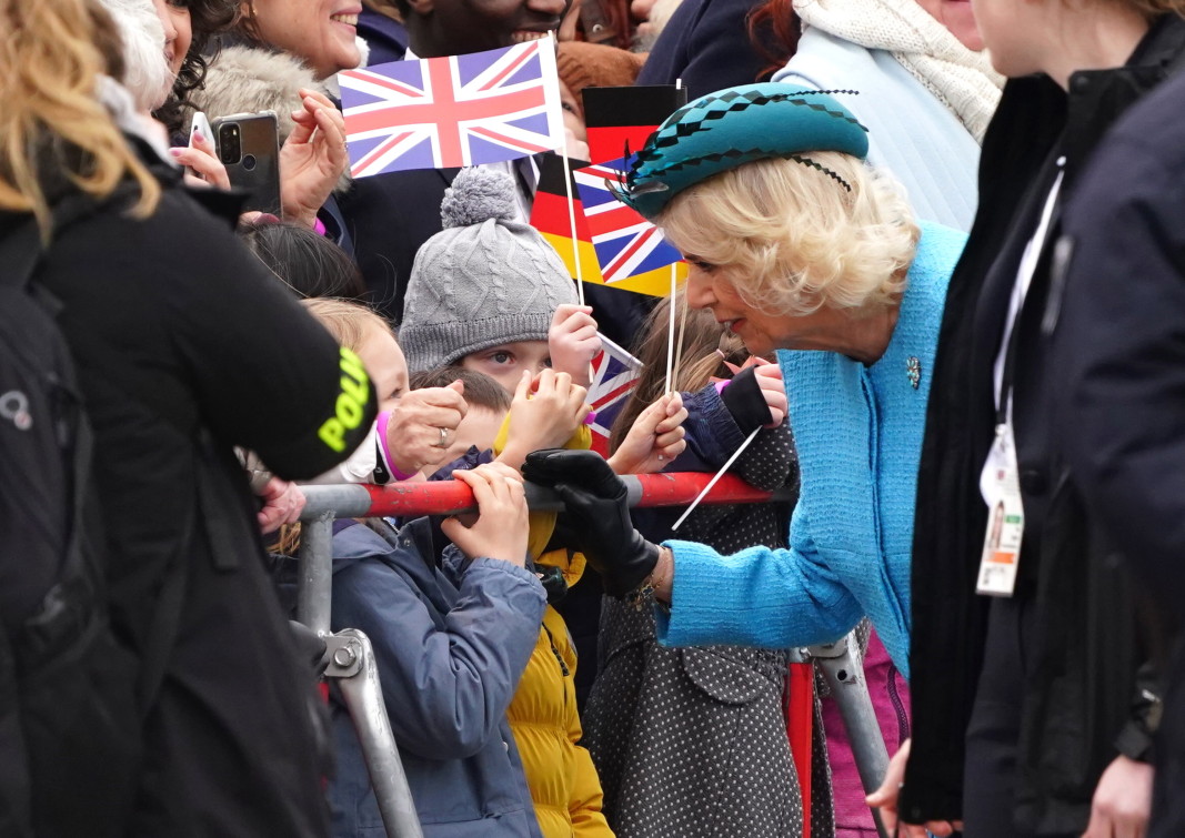 Британската кралица консорт Камила общува с посрещачи в Берлин, 29 март 2023 г.; Снимка: ЕПА/БГНЕС