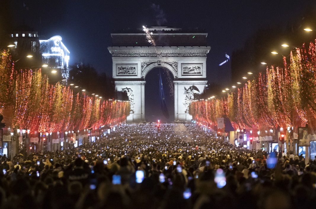  Посрещане на новата 2022 година в Париж/ЕПА/БГНЕС 