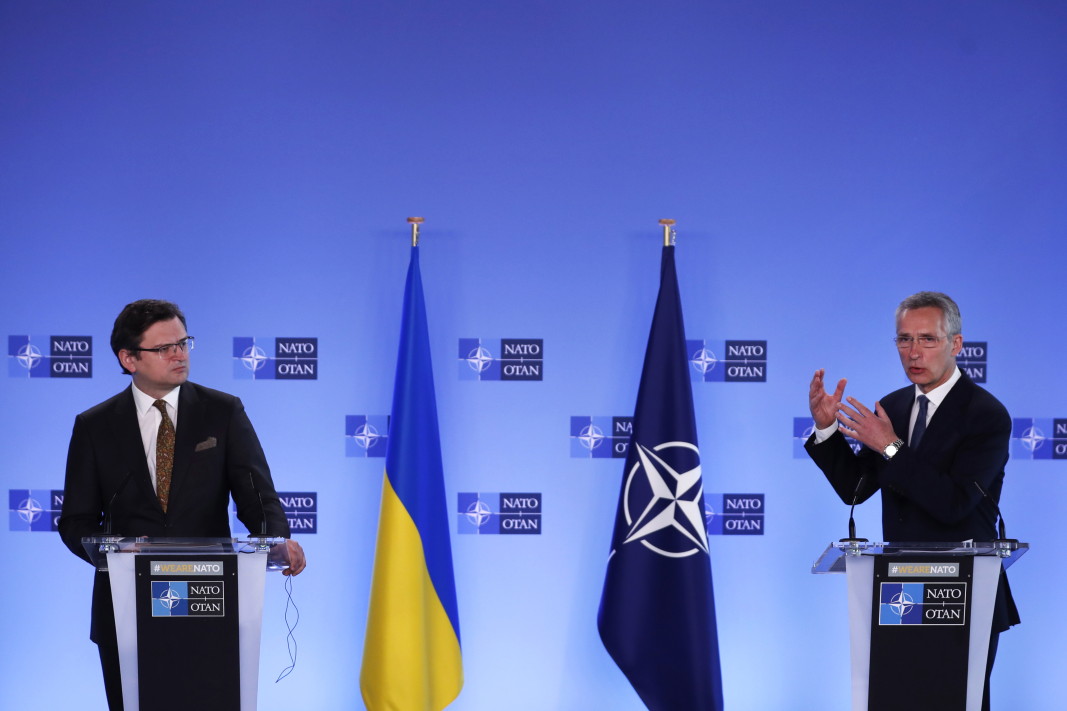 Генералният секретар на НАТО Йенс Столтенберг и министърът на външните работи на Украйна Дмитро Кулеба на пресконференцията в централата на НАТО в Брюксел, 13 април 2021 г. Столтенберг и Кулеба се срещнаха, за да обсъдят Русия съсредоточаването на войски по границата с Украйна.