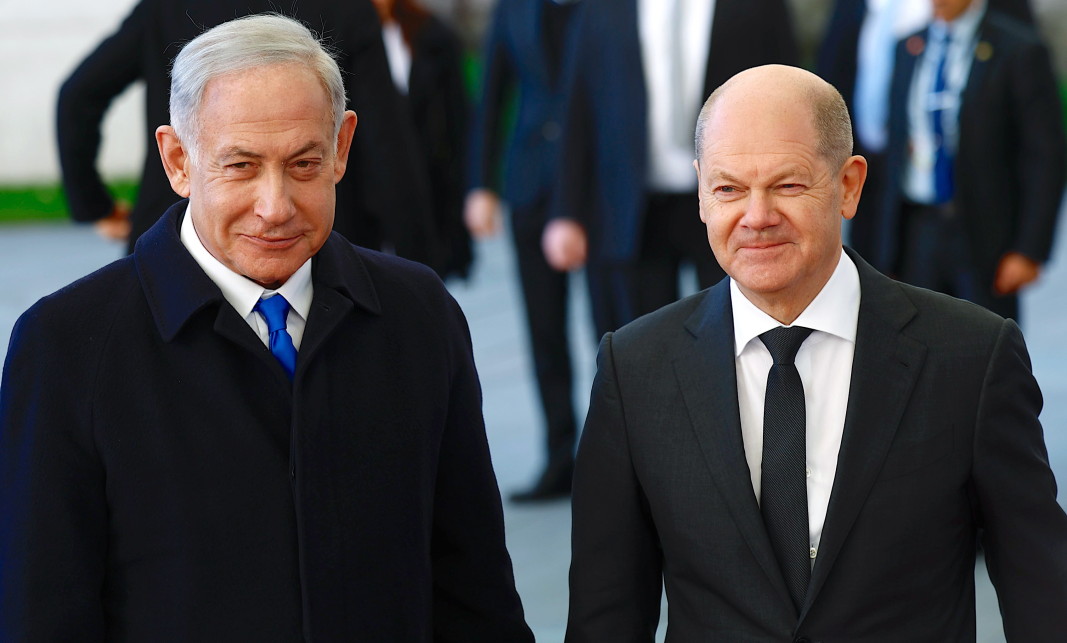 Германският канцлер Олаф Шолц приветства премиера на Израел Бенямин Нетаняху за разговори в канцлерството в Берлин, 16 март 2023 г.