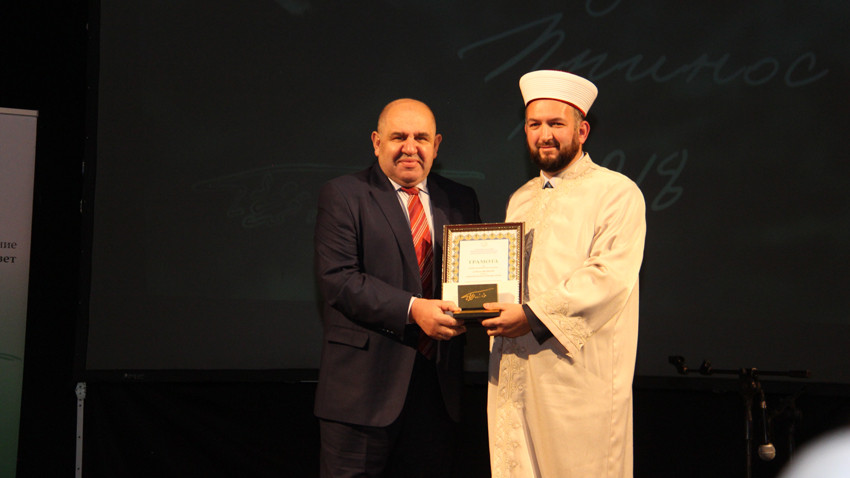 Müslüman cemaatinin haklarını savunan ve vakıf mülklerinin korunmasında önemli rol oynayan avukat Metin Cambazov'a ödül takdimi.
