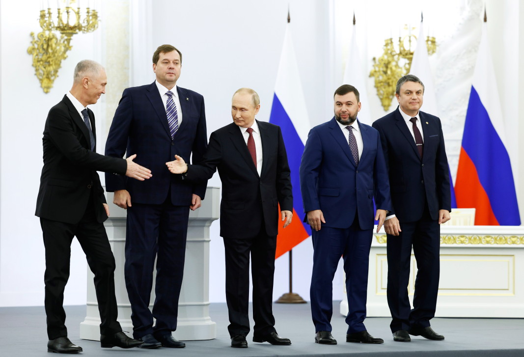 Руският президент Владимир Путин с Денис Пушилин (вдясно, ДНР), Леонид Пасечник (вдясно, ЛНР), ръководителят на Запорожка област Евгений Балицки (вляво) и на Херсонска област Владимир Салдо (вляво) по време на церемонията за подписване на договори за присъединяване на нови територии към Русия, 30 септември 2022 г.