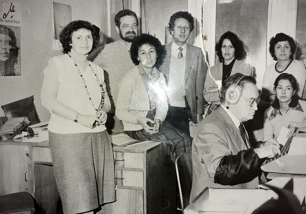 Марија Братинова, Стефан Бојаџијев, Марија Пачкова, Венцеслав Николов, Ана Георгијева, Нели Аничкина, Катја Диманова и Карлос Ривас (слева на десно) у радној просторији уредништва на шпанском језику 1977. г.