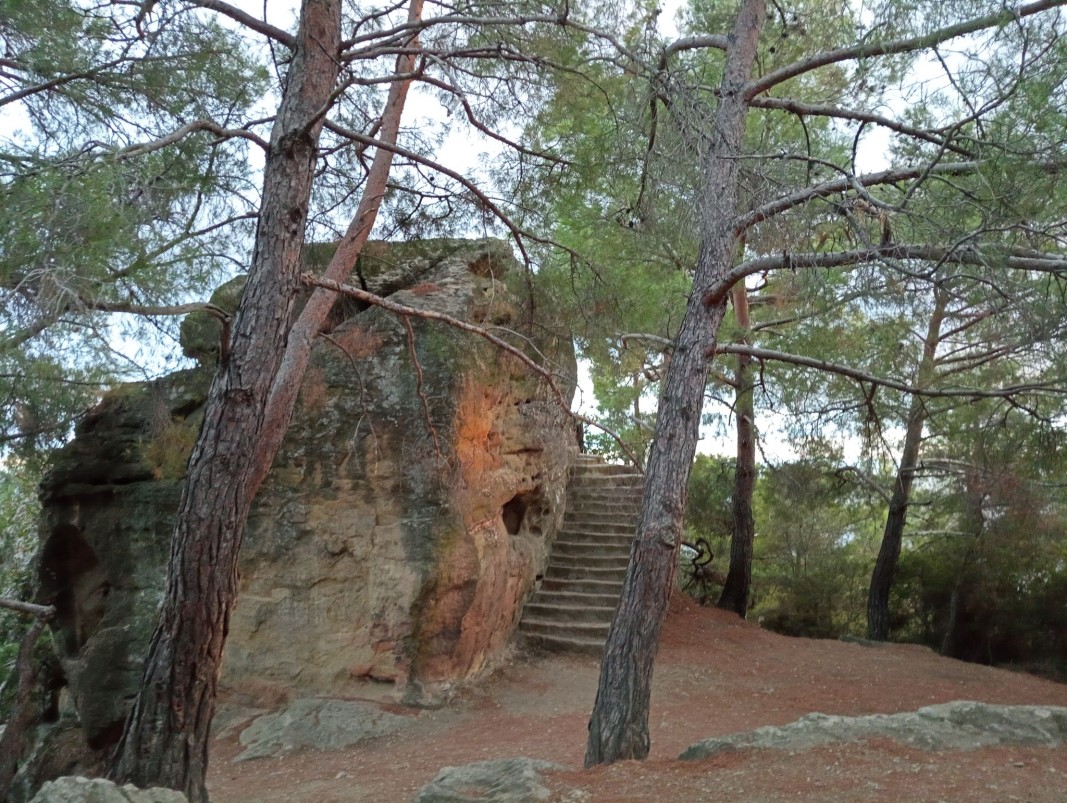 Светилището, наречено Олтарът на Зевс, представлява малък скален масив