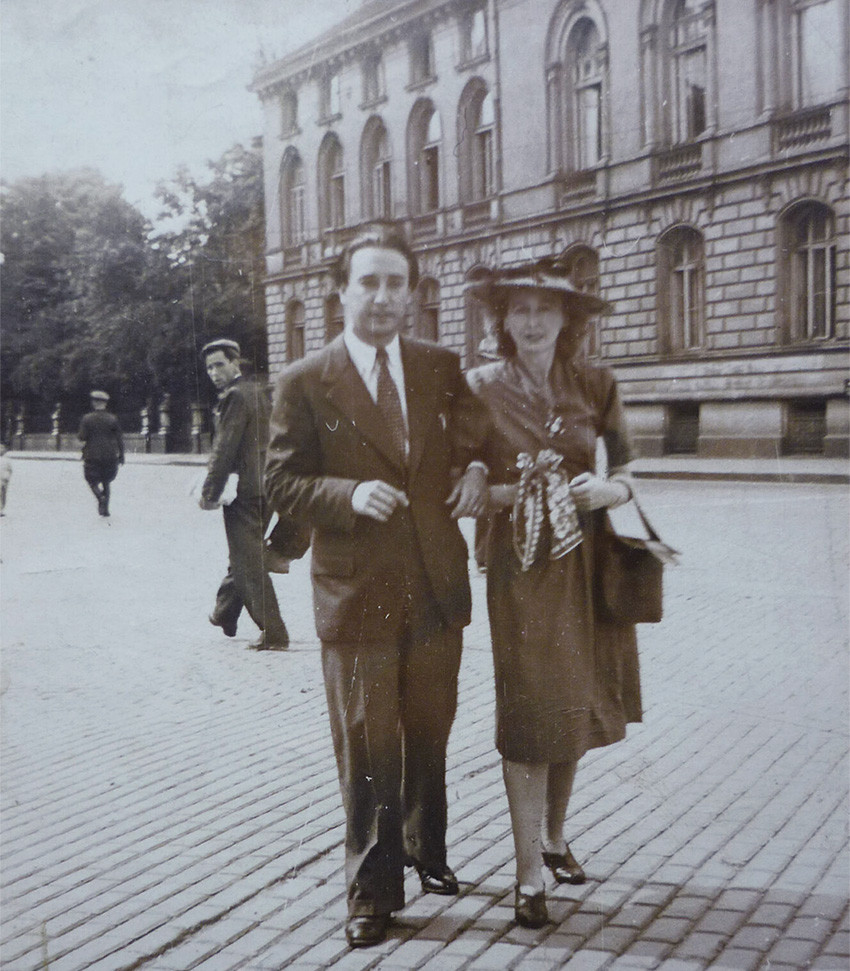 Romain Gary Sofya’da ilk eşi İngiliz yazar Lesley Blanch ile 1946 y.