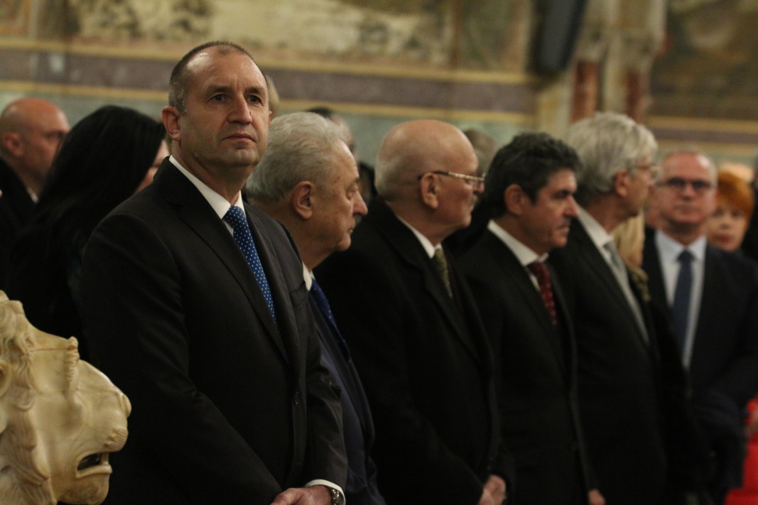 Президентът Румен Радев на церемонията в храма „Св. Александър Невски“.