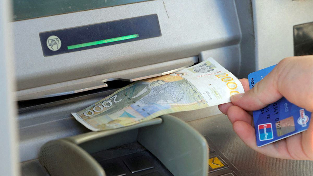 Косовските сърби продължават да разчитат на динарите и не приемат въвеждането на еврото като официална валута.