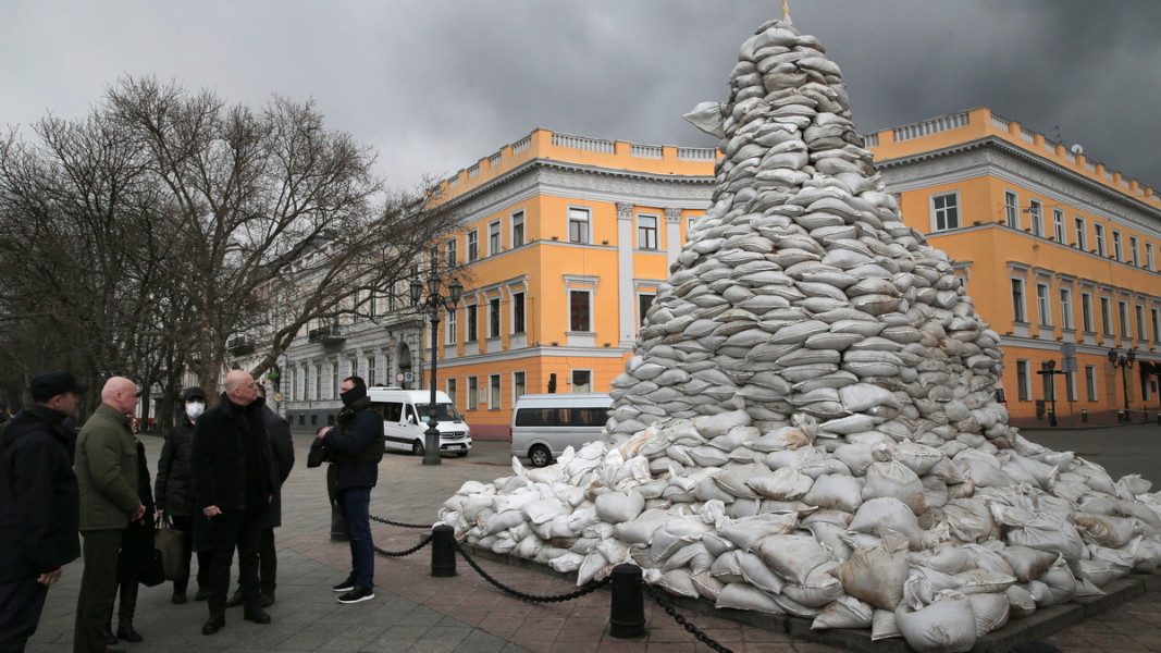  След началото на войната в Одеса опаковаха монументи благодарение на чували с пясък, с цел да ги предпазят. Снимка: ЕПА/БГНЕС 