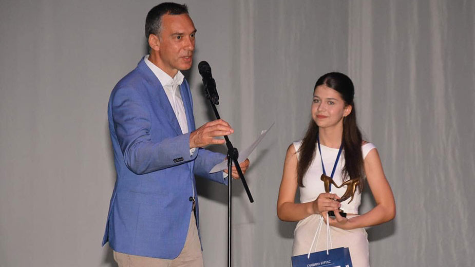 Кметът на Бургас Димитър Николов и Йоана Стоянова – победител в категория „Български участници“