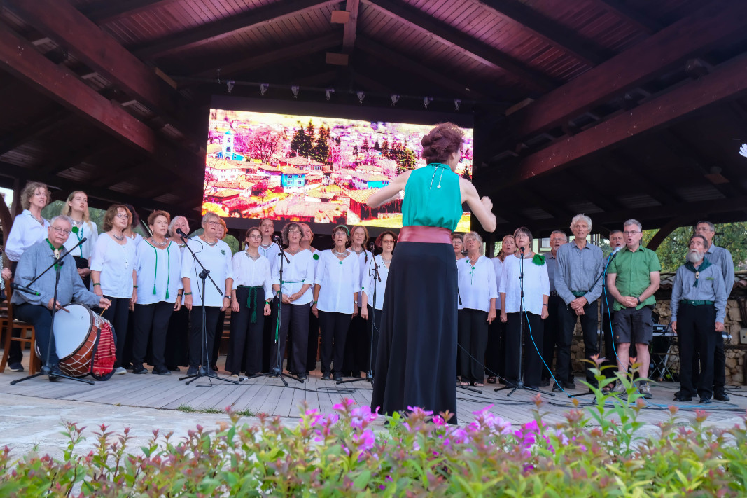 Chor „Chubritsa“ auf der Bühne in Kopriwschtitza