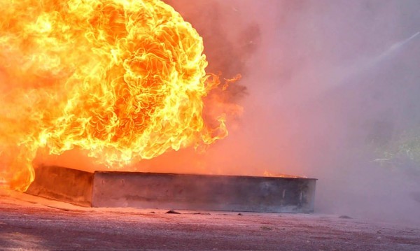 Голям пожар бушува в химически завод във втория по големина