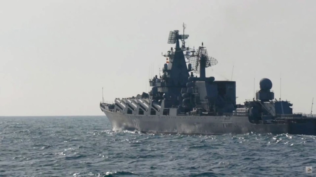 Флагманът на руския Черноморски флот – ракетният крайцер „Москва“ на учение край Крим, 18 февруари 2022 г. Снимка: ЕПА/БГНЕС