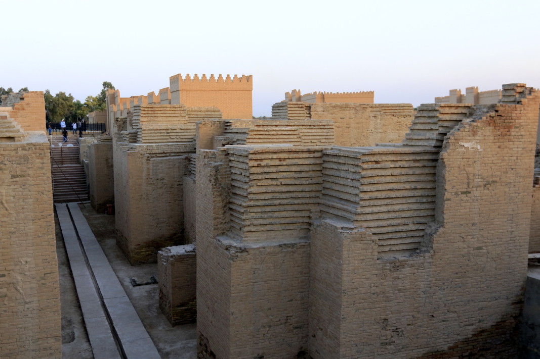 Общ изглед на древния град Вавилон, близо до град Хила, на около 85 километра южно от Багдад, Ирак, 6 юли 2019 г. 4300-годишният древен месопотамски град, бившата столица на Вавилонското царство, след години на кампания, беше включен в списъка на световното наследство от ЮНЕСКО по време на 43 -ата сесия на Комитета за световно наследство в Баку, Азербайджан, която се проведе от 30 юни до 10 юли 2019 г./ Снимка: ЕПА/БГНЕС