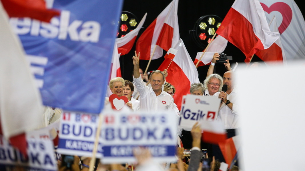 Доналд Туск (в средата) по време на предизборната кампания  Снимка: ЕПА/БГНЕС