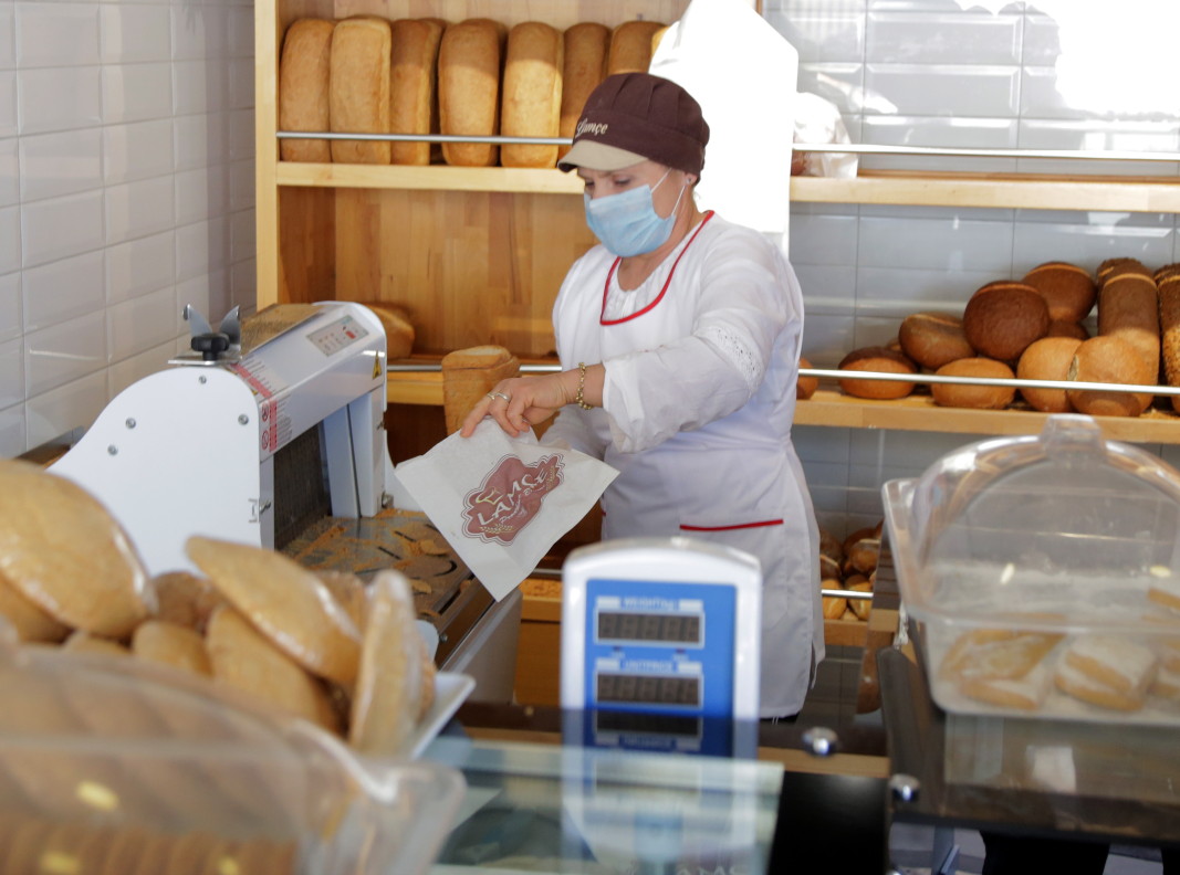 Продавачка със защитна маска в магазин за хлебни изделия в Тирана, 10 март 2020 г.