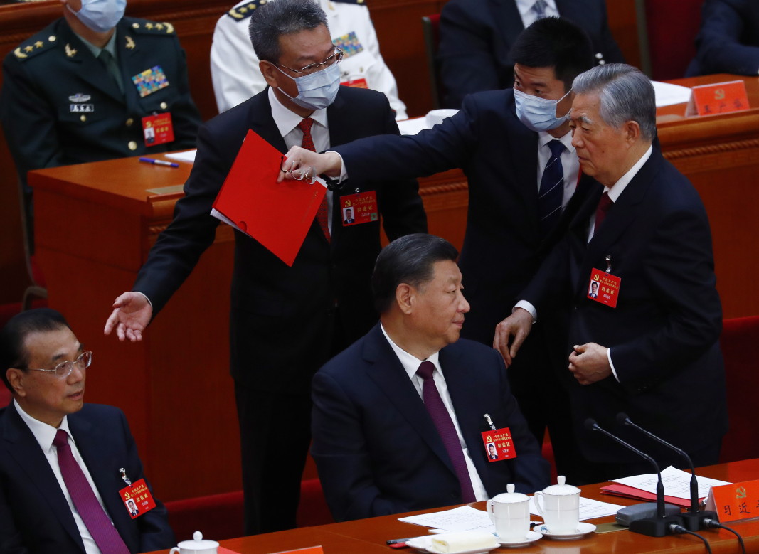Бившият китайски лидер Ху Цзинтао бе изведен от двама разпоредители, 22 октомври 2022 г./ЕПА/БГНЕС