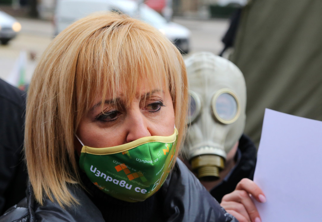 Мая Манолова на протеста под наслов Да отвеем фините прахови частици от властта, 9 декември 2020 г.