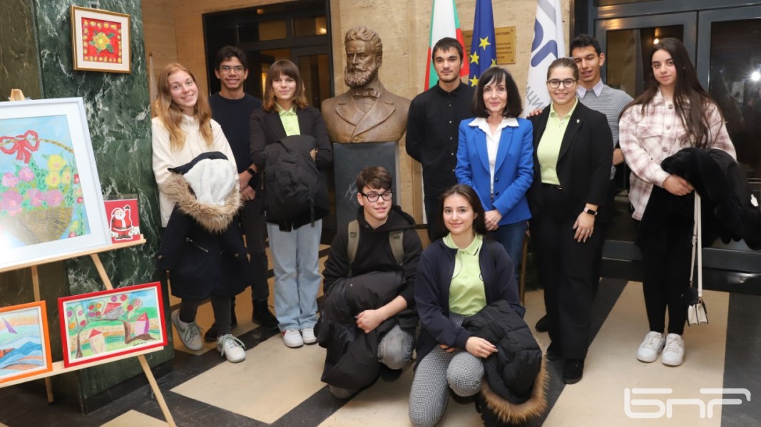 Ученици от 125 СУ „Боян Пенев“ - членове на Клуба по журналистика и Иглика Горанова, преподавател