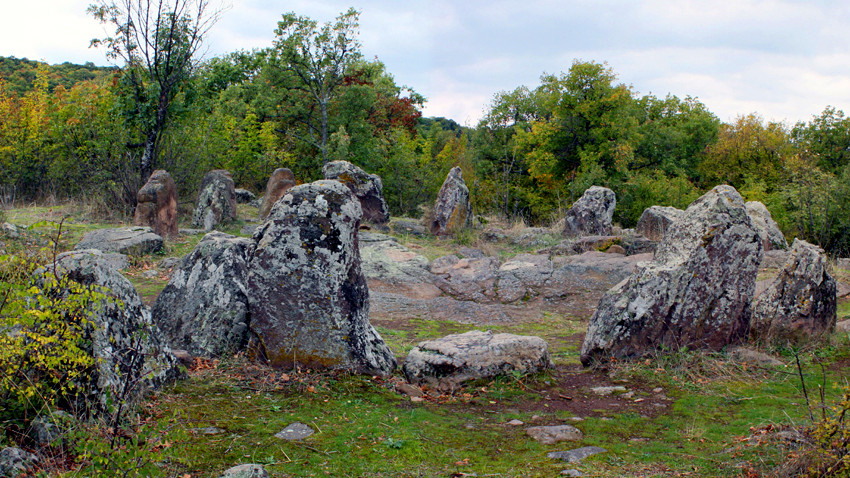 Macarovo’ya bağlı Dolni Glavanak köyü yakınındaki kromlek. Foto: bg.wikipedia.org