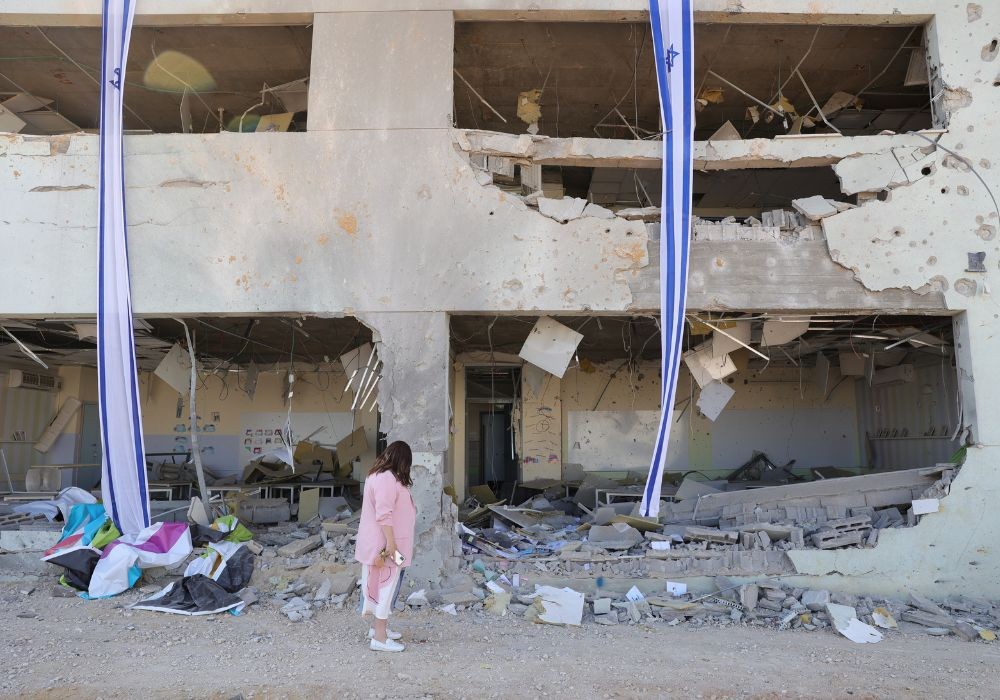 Une école portant les traces de missiles balistiques iraniennes, à  Guedera, en Israël, le 2 octobre 2024