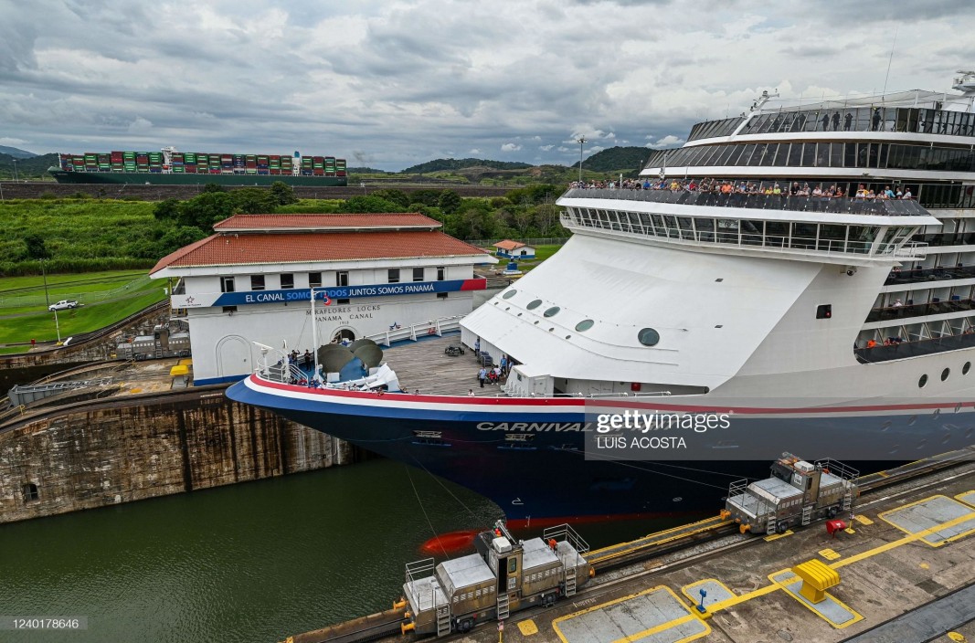 Круизен кораб преминава през Панамския канал, април, 2022 г.