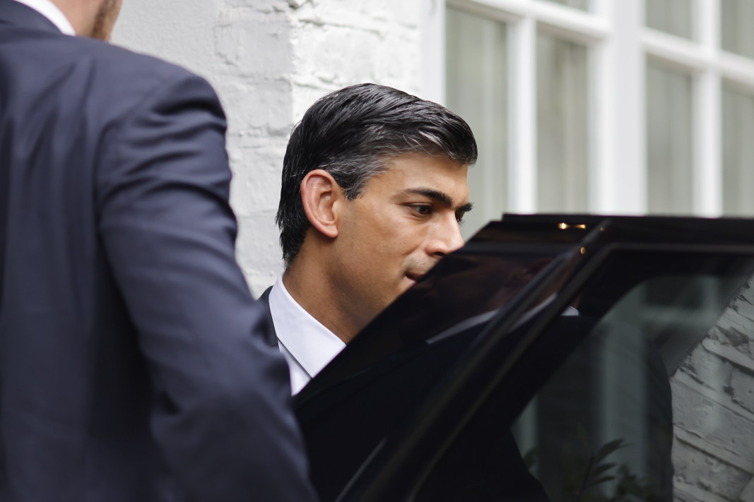 Бившият британски министър на финансите и претендент за лидер на Консервативната партия, Риши Сунак пред дома си в Лондон, 13 юли 2022 г.