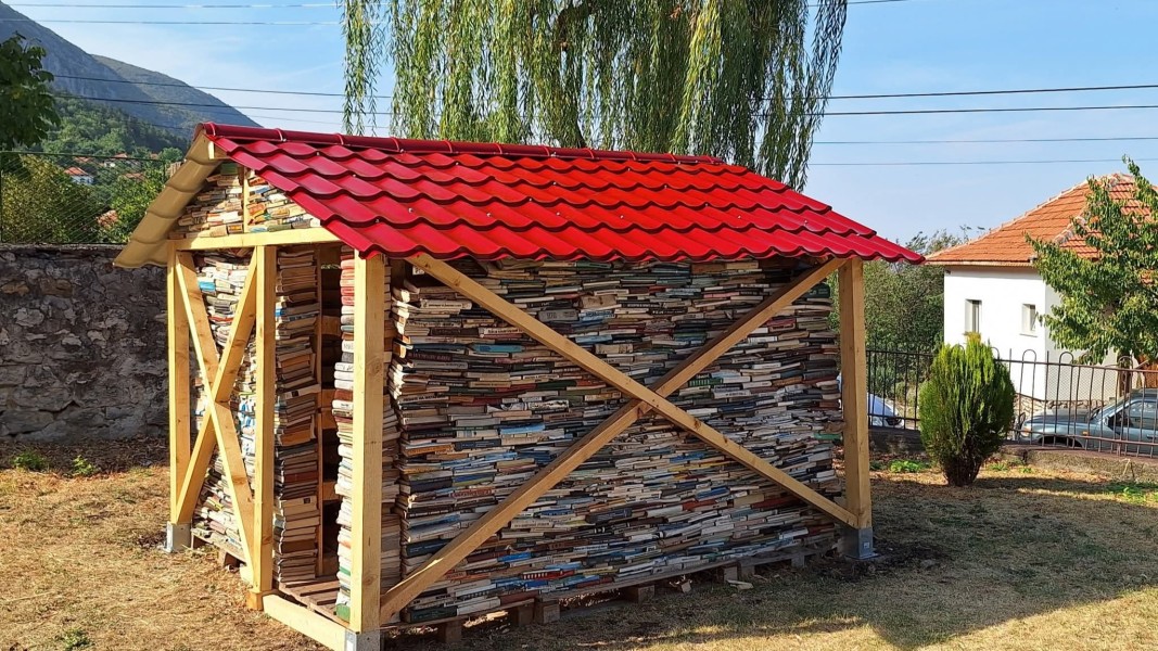Арт инсталация с книги в двора на