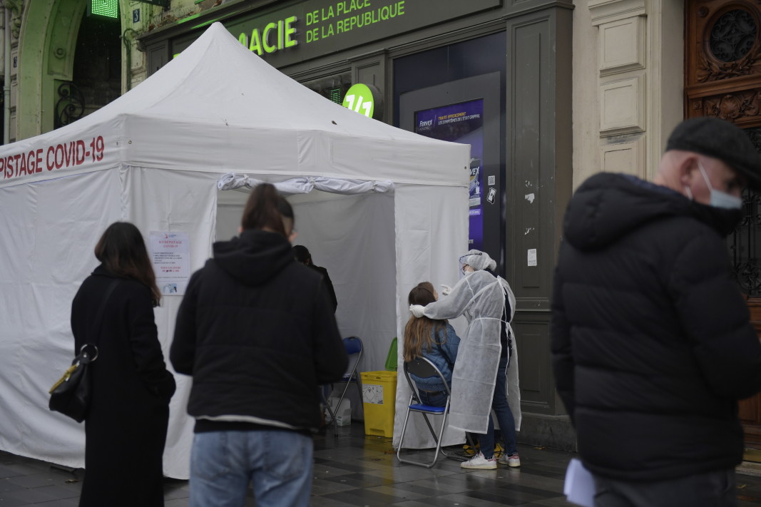 Французи чакат на опашка, за да си направят изследване за коронавирус с антигенен тест в тестов център, създаден пред аптека в Париж, 22 декември 2020 г.
