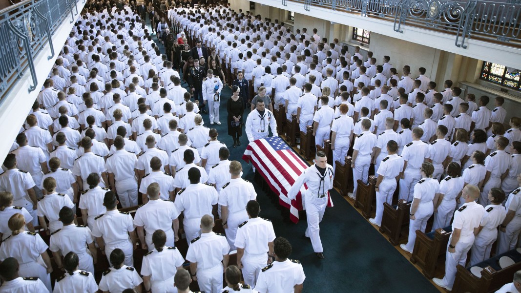Тленните останки на американския сенатор републиканец Джон Маккейн бяха погребани